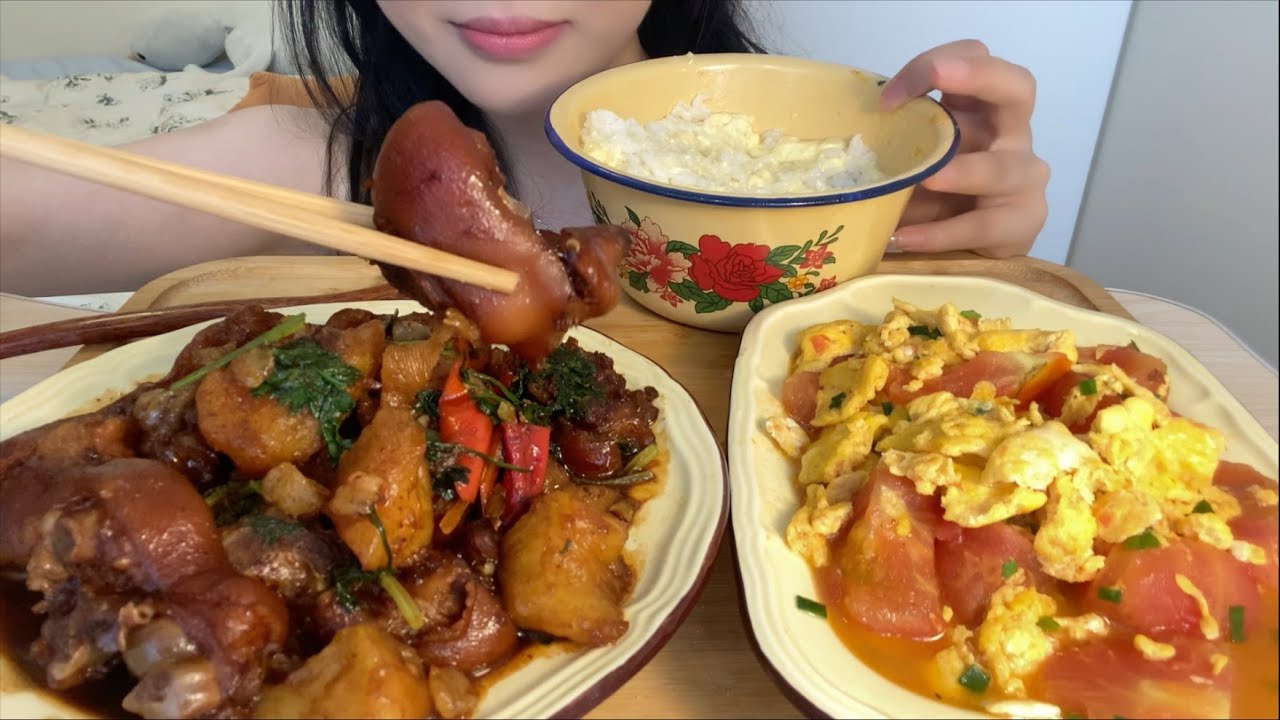 Homely cuisine series: potato stewed pig feet, tomato fried egg, and ice watermelon.