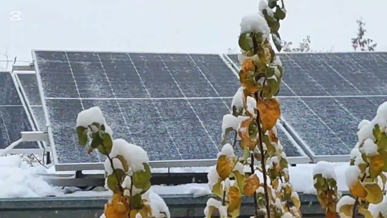 Qor yoĝganda quyosh paneldan generatsiya va tozalagandagi generatsiya. 18 декабря 2025 г.