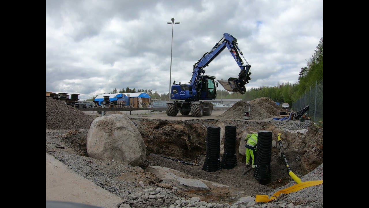 Återfyller ett VA schakt med grävmaskin/backfilling a trench with my excavator