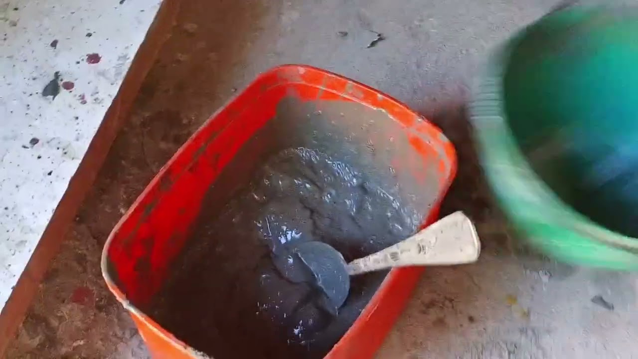 Alisando o vaso para a pintura..