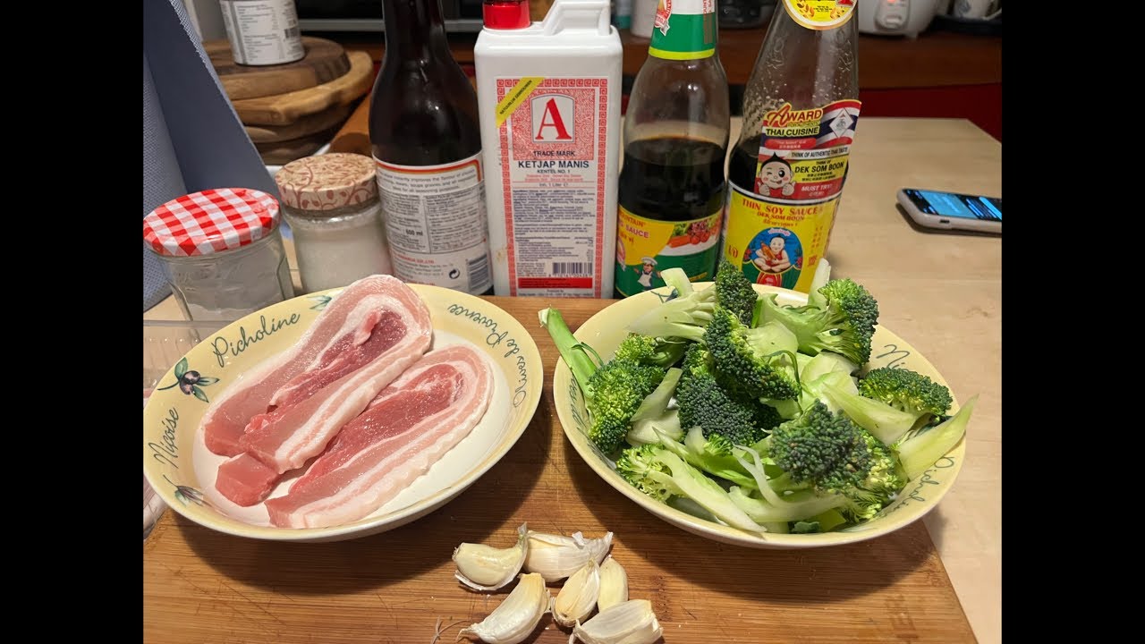 ผัดบล็อคโคลี่ใส่หมูสามชั้นทำยังไงให้หมูนุ่ม., Stir-fried broccoli with pork belly.