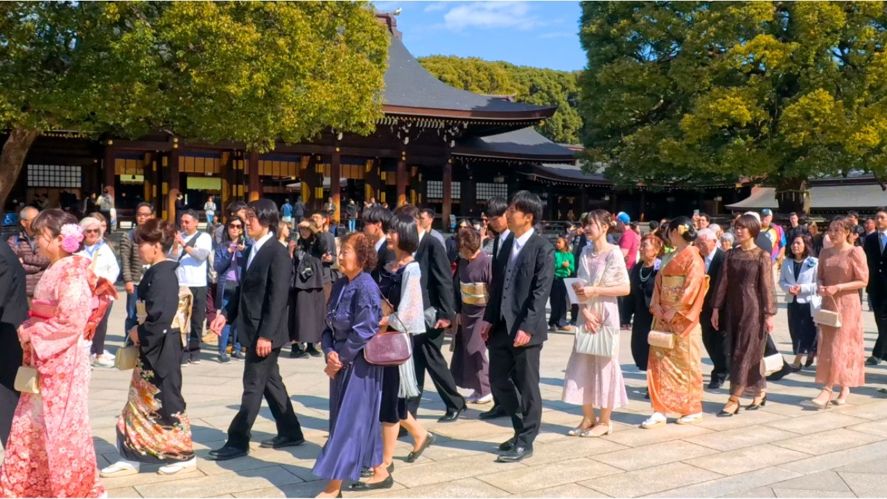 外国人観光客も涙&hellip;白無垢の花嫁が静かに歩く神前式。伝統の美しさと家族の愛が溢れる感動の瞬間を記録！日本文化の奥深さが世界を魅了！