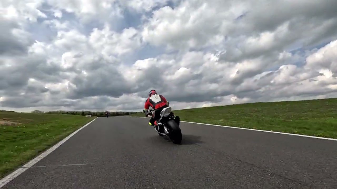 Chasing an R1 at Cadwell Park - NO LIMITS TRACKDAY 29.4.24