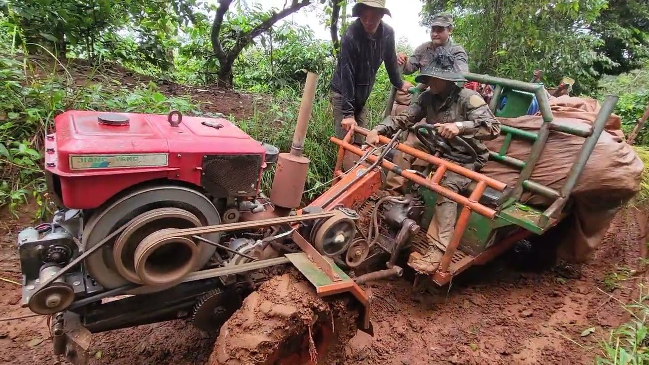Xe công nông chở lúa đương trơn