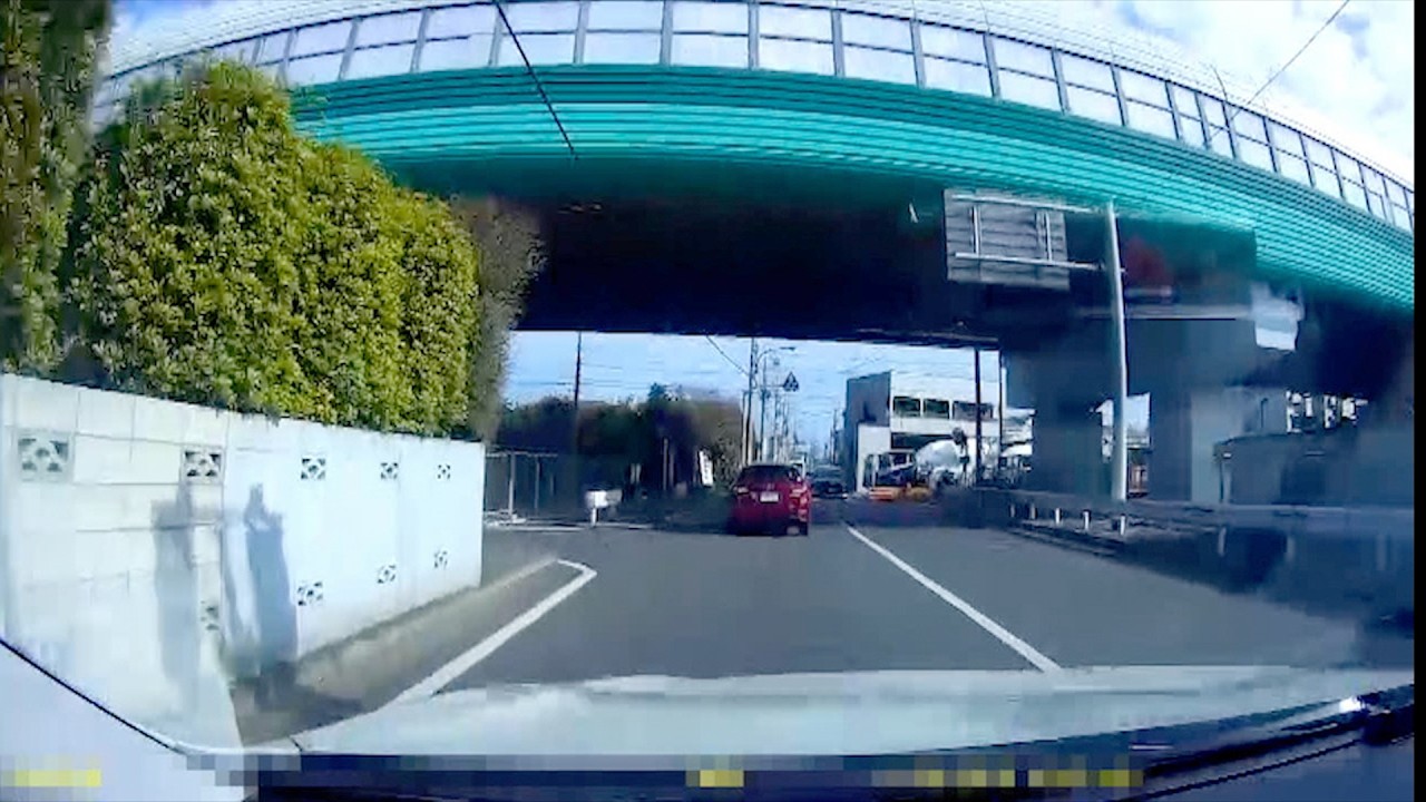 【心霊映像】不穏すぎる、路傍の怨念！そしてドライブ帰りの車体に刻まれた、この世ならざる「死の痕跡」とは？【心霊闇動画35】
