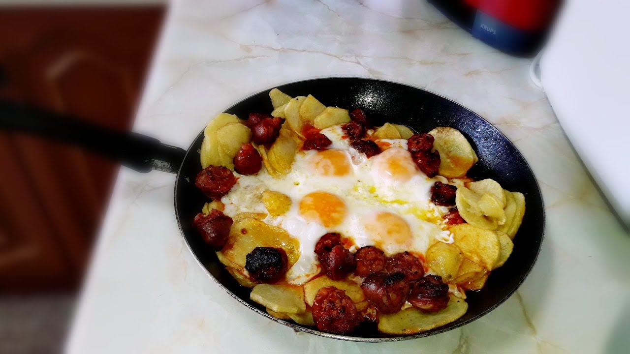 SARTÉN DE HUEVOS, PATATAS Y CHORIZO. La mejor combinación de la historia.