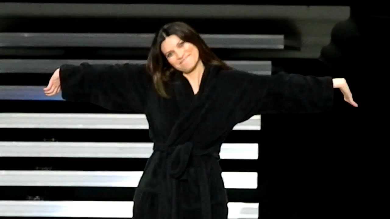 Laura Pausini in accappatoio saluta i fans (Arena Verona 2012)