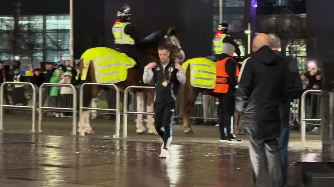 CELTIC TEAM BUS ARRIVING BEFORE THE CELTIC  V STUTTGART GAME !!! 