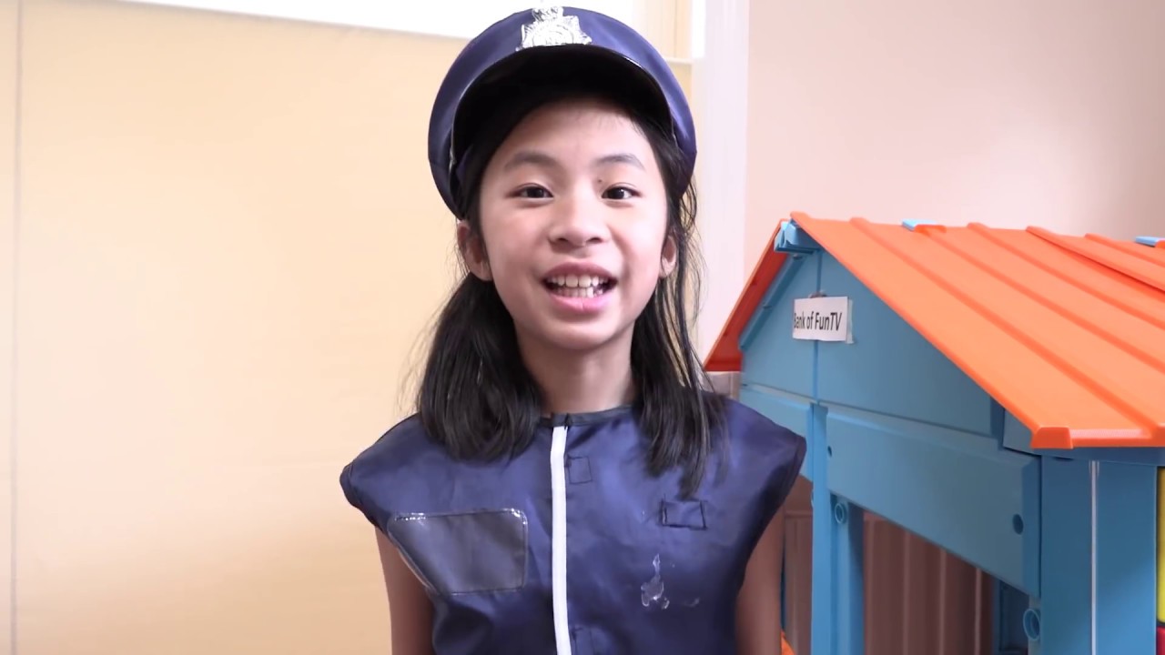 Pretend Play Police Looks for Clues