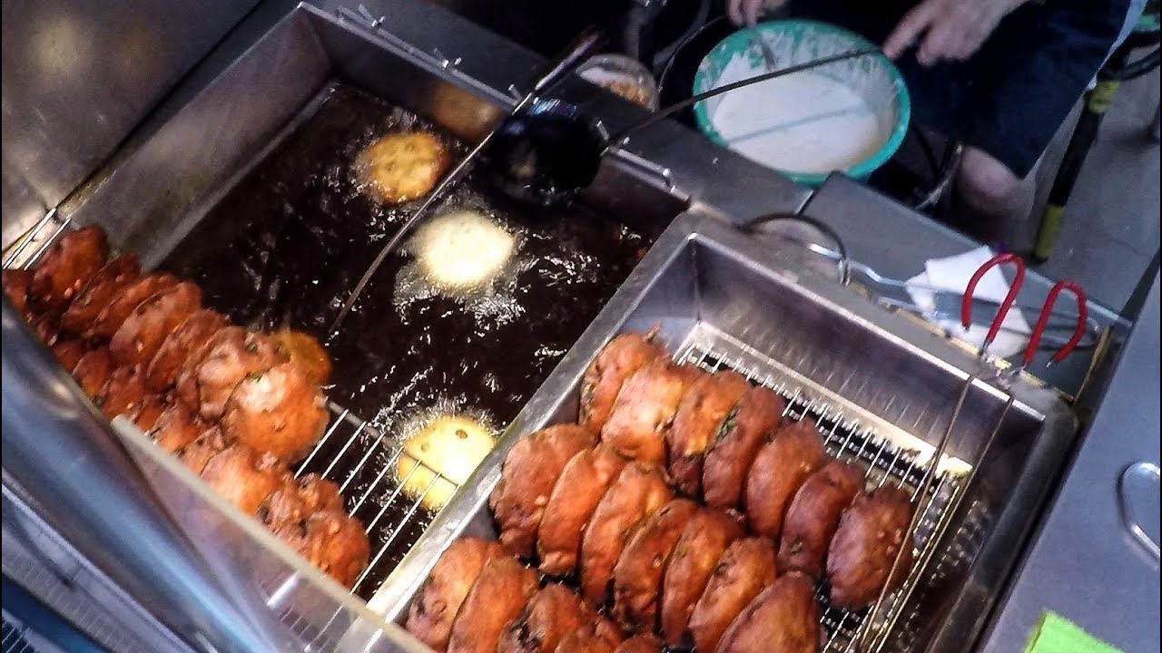 Cooking Fuzhou Oyster Cake in Maxwell Hawker Centre. Singapore Street Food