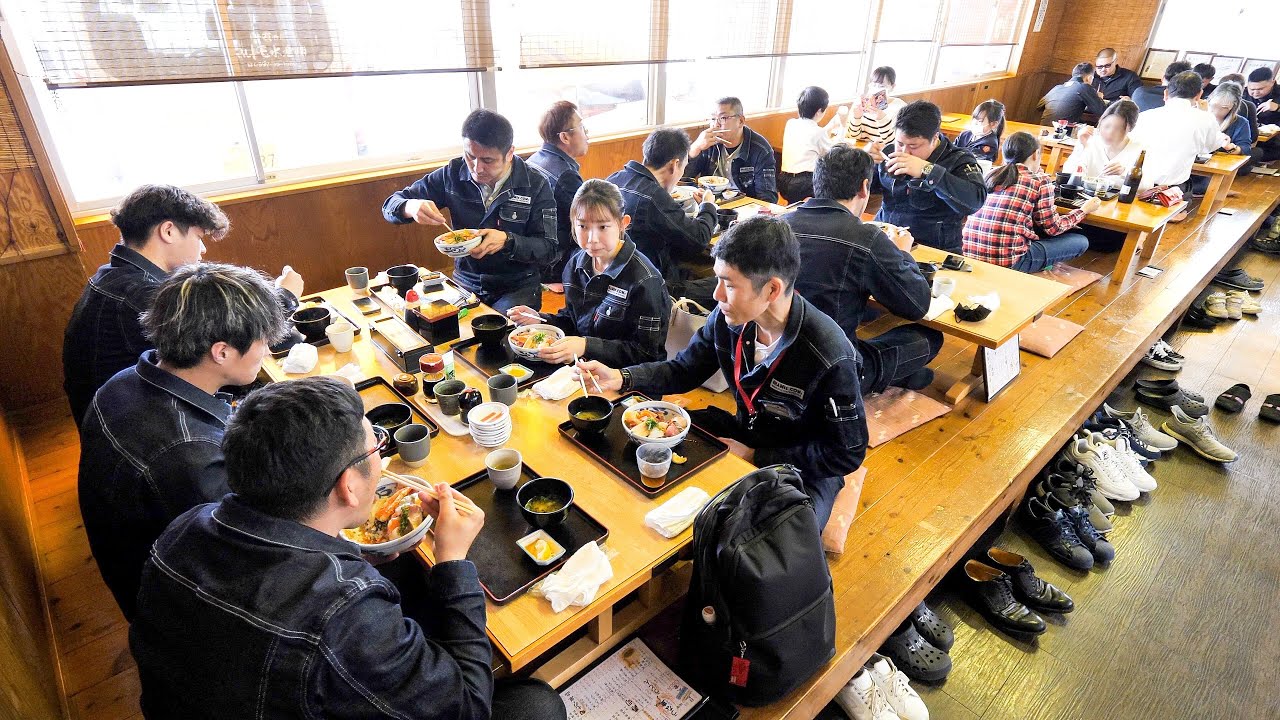 【愛媛】1日最高700人が殺到！衝撃の特大エビフライと海鮮丼が爆売れする怪物食堂