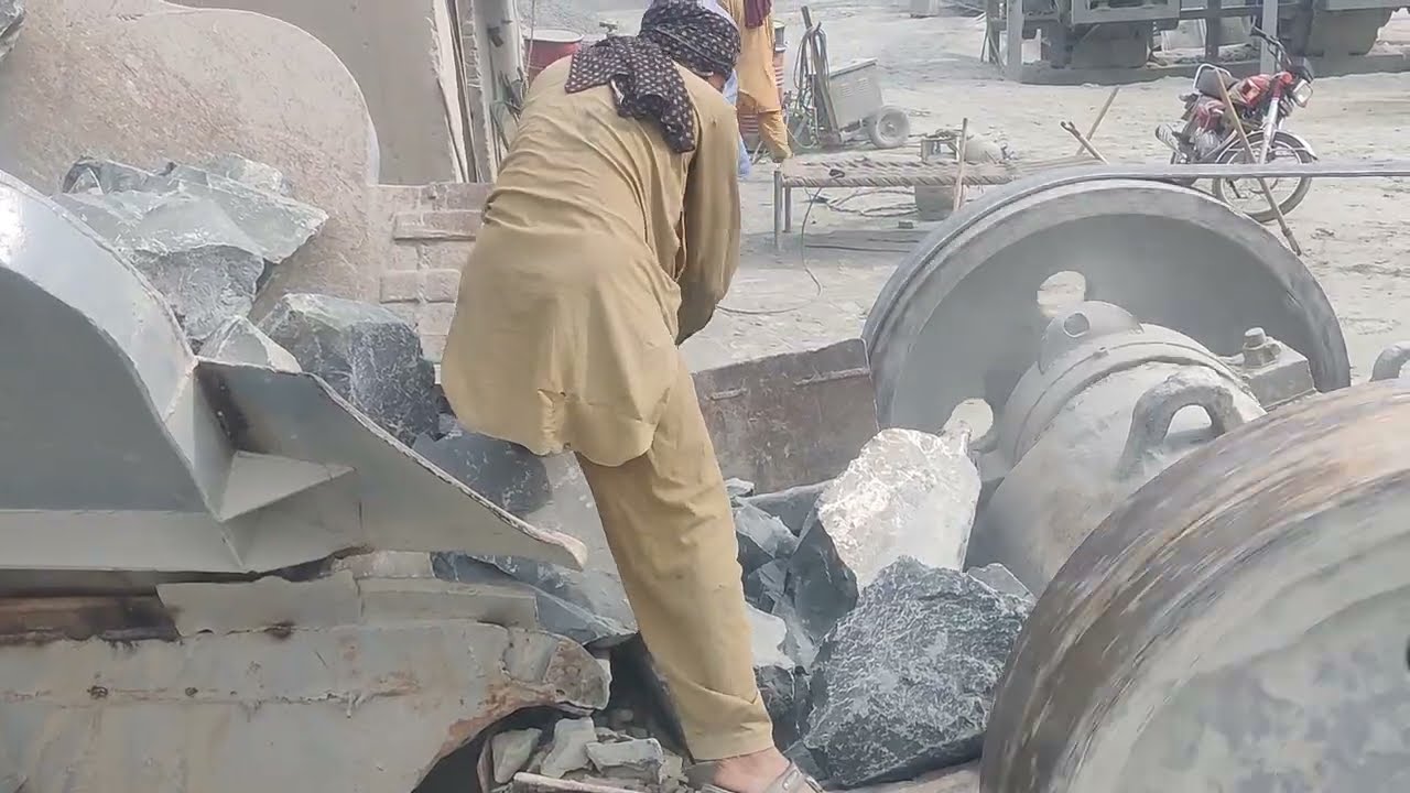 Stuck Blaster Black Stone in Jaw Machine in Crusher Plante: How To Breaking Black Stone