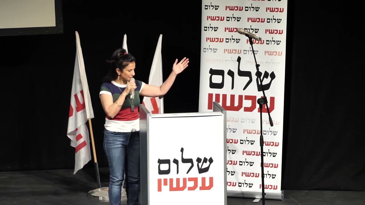 הסופרת דורית רביניאן נואמת בפתח כנס 