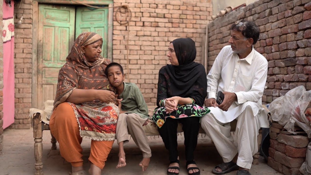 Bohat qarbnaak zindagi se guzar rahi hai yeh family