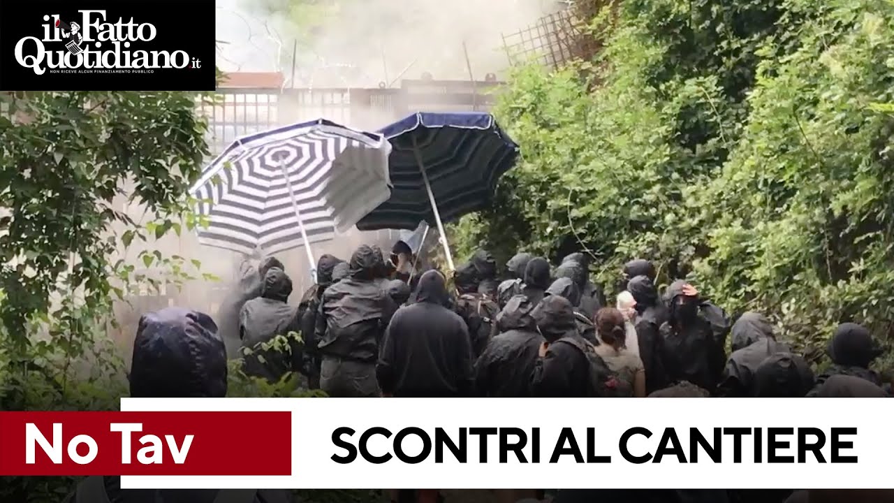 Val di Susa, No Tav sfilano contro l’alta velocità: scontri tra manifestanti e forze dell’ordine