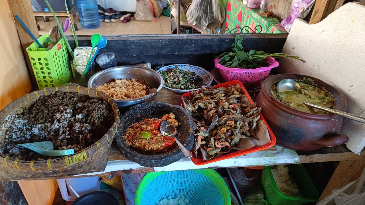 Sarapan ala desa nasi tiwul jangan lodeh terong komplit iwak kali wedang kopi, hanya 10 ewu!