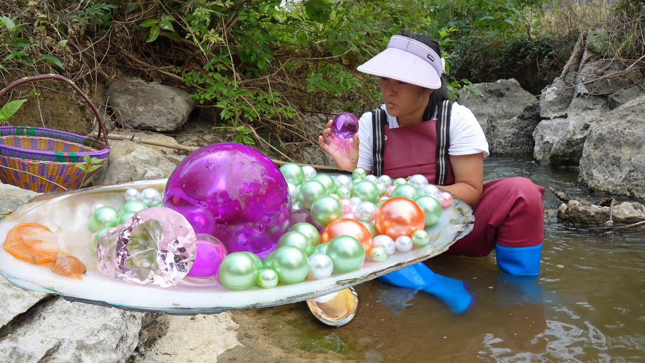 🍏🍏Marine Marvel: Teenager's Chance Encounter Leads to Discovery of Unusual Pearl-Stuffed Clam