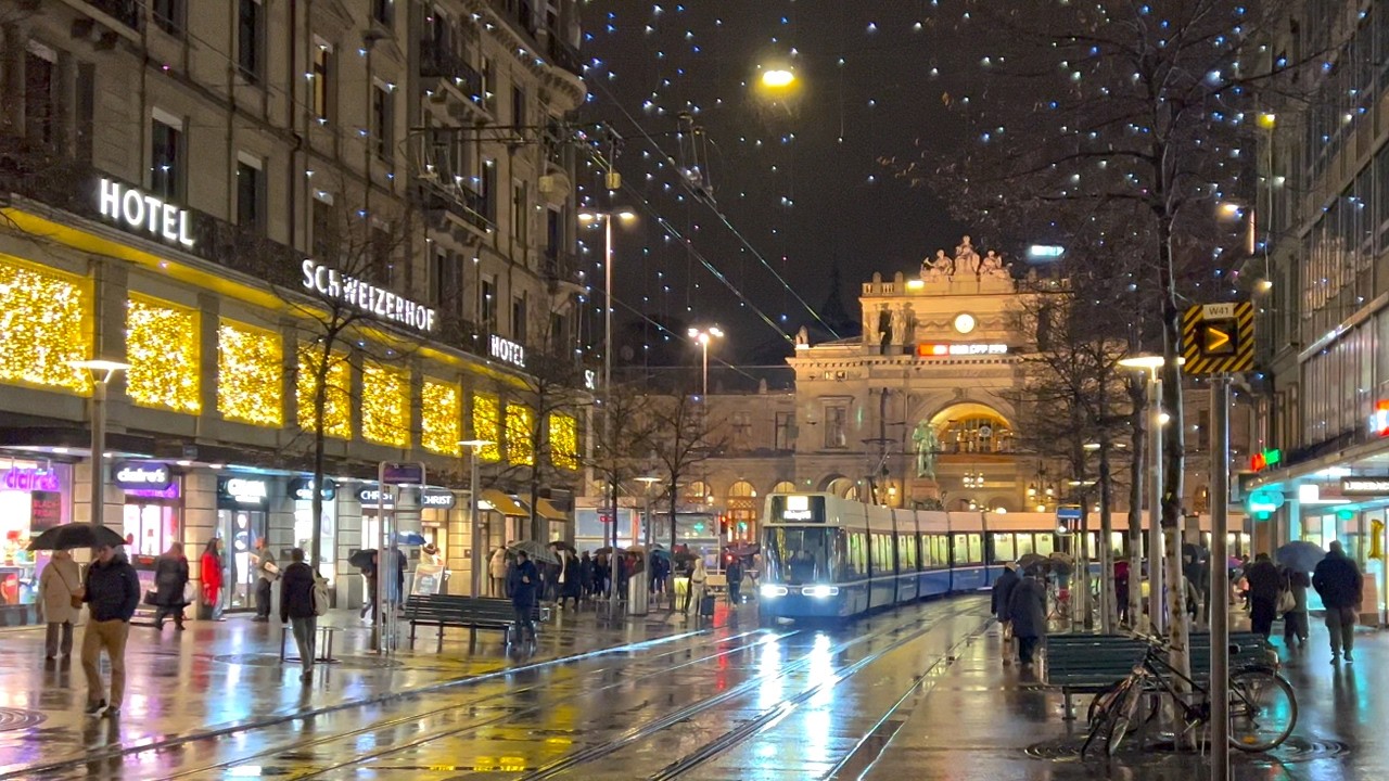 Zurich Christmas Lights Walk 2025 🎄 ☔️ LUCY Bahnhofstrasse, Old Town, Markets & Rainy 4K Tour