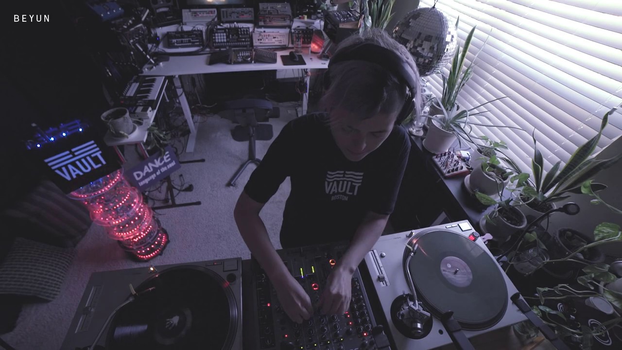 Beyun - Vault Transmission 002 - Acid / Electro / Midwest Techno / House vinyl only dj mix