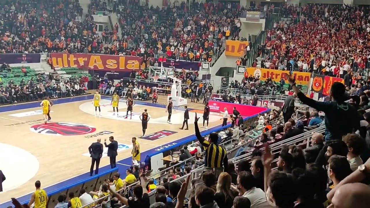 Hakemlerin, derbide kötü tezahürat nedeniyle salonun boşaltılmasını istemesinden önceki son kesitler