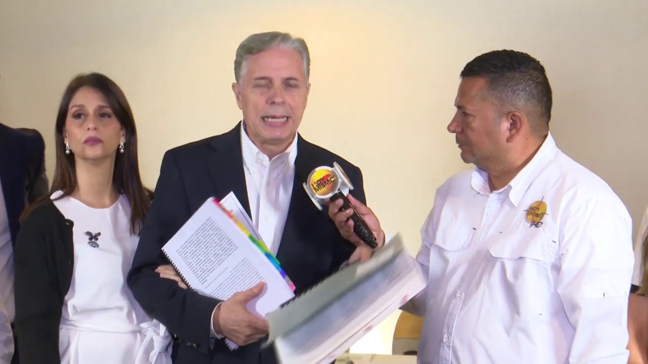 Billy Joya present&oacute; denuncia ante MP contra exfiscal Edmundo Orellana