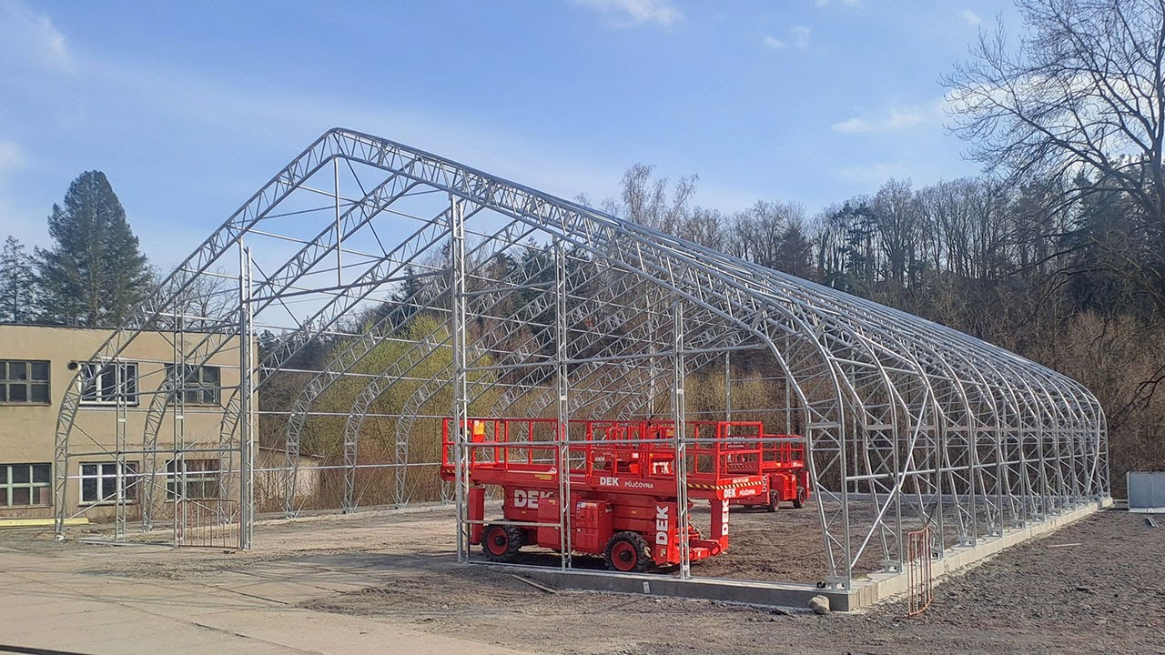 Ukázka plachtové haly 21,3 x 26,8 m s příhradovou konstrukcí a plachtovinou 900 g /m2