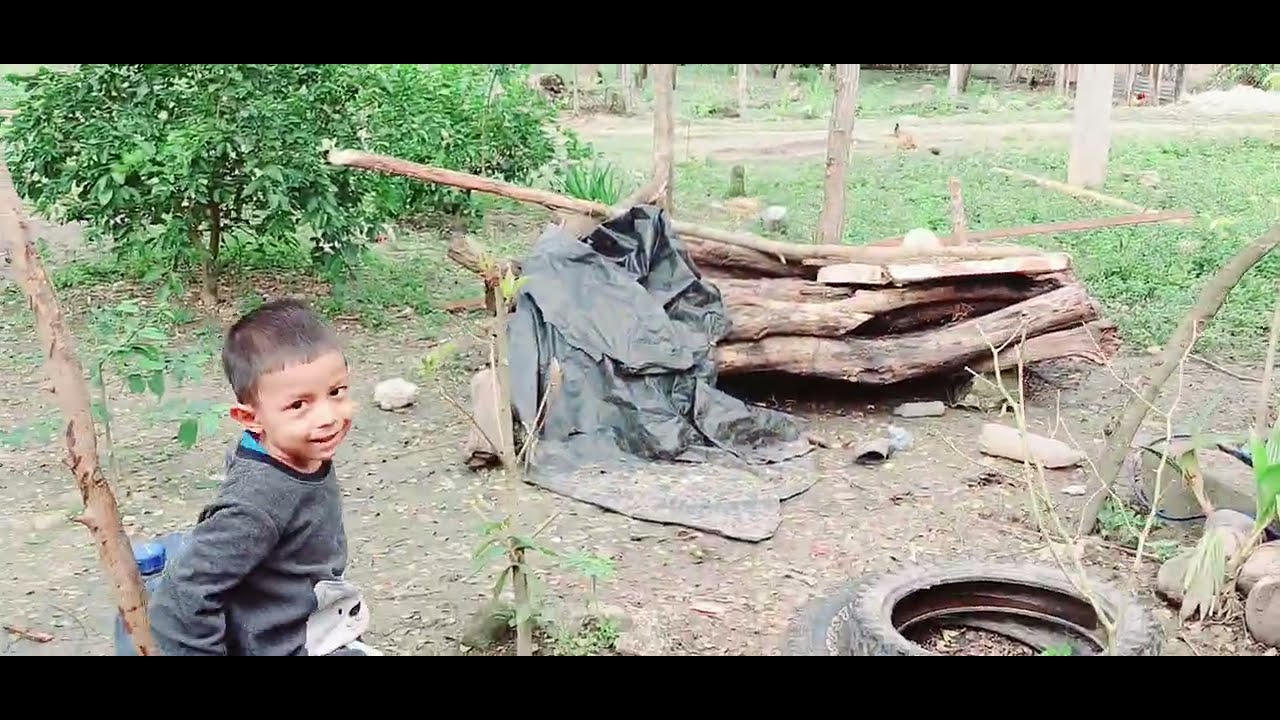 Вот так Лорена начинает подготовку бананов к приготовлению.