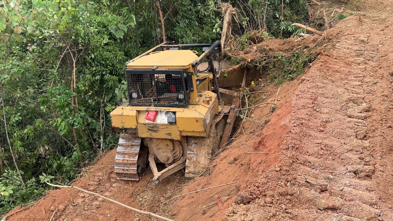 Creating Oil Palm Terraces with a Fast and Precise D6R XL Bulldozer