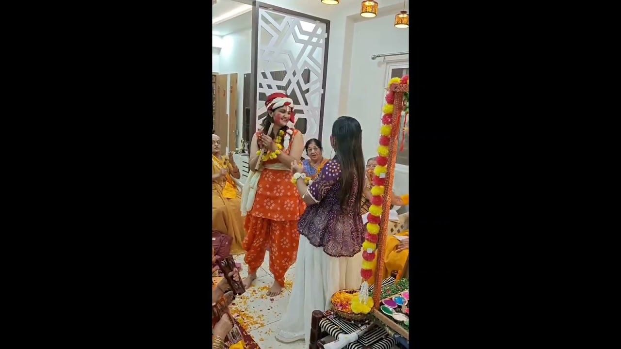 કાના બરસાનેમેં આઇ જ ઈ ઓ બોલાઈ રહી રાધે પ્યારી હોળી કીર્તન નીચે લખેલું છે 