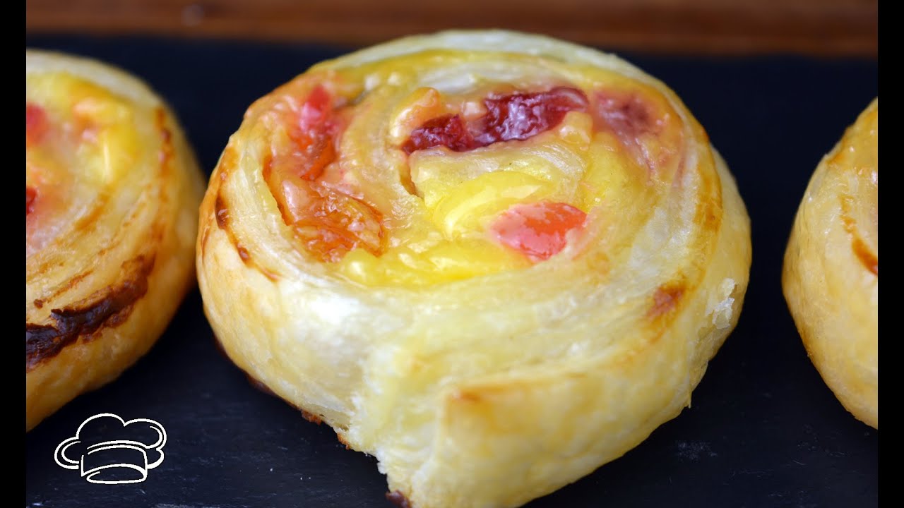 Caracolas de hojaldre con crema pastelera y fruta escarchada