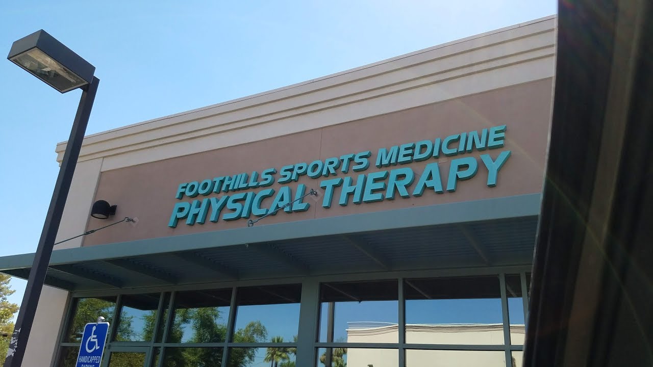 Foothills Physical Therapy Vlog | Dislocated my knee | Flashback
