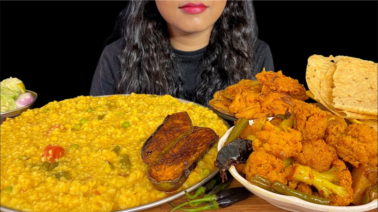  VEGETABLE KHICHDI GOBI ALU MASALA BAIGAN FRY & PAKODE | ASMR | MUKBANG | 