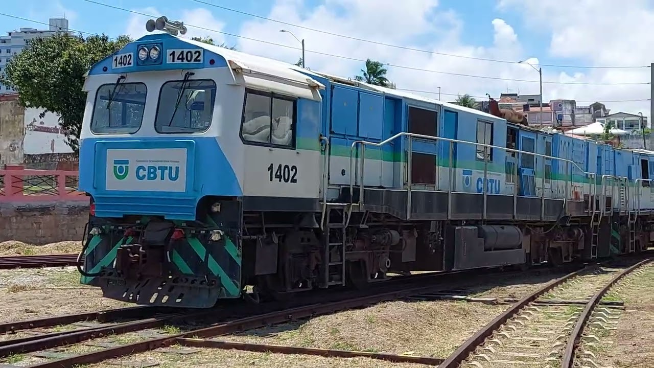 Locomotiva Alco RS-8 6013 rebocando as locos PR-07B 1401 e 1402 que estão inoperantes. 
