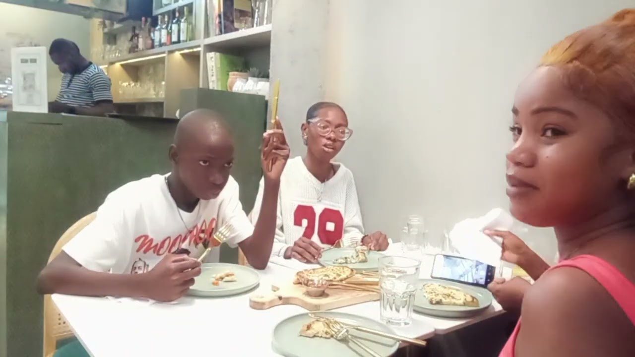 Ann Al nan  manje avèm  nan restorant vlòg
