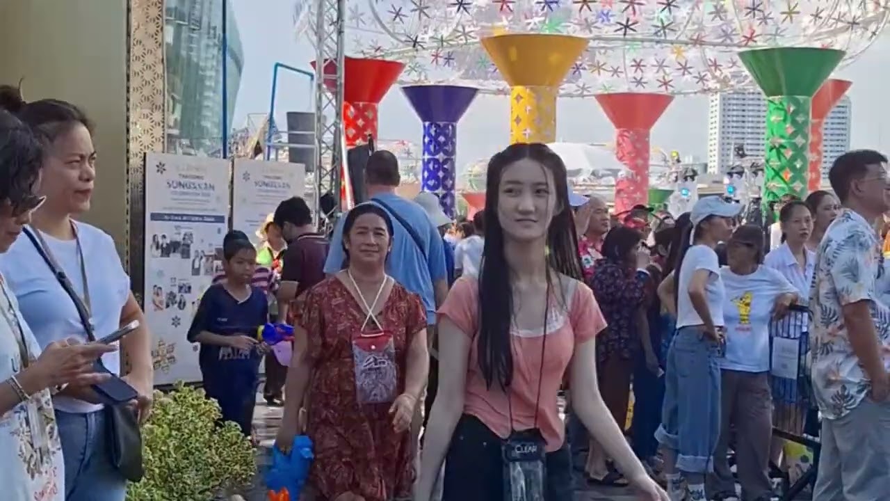 มาเล่นสงกรานต์ที่หน้าห้างไอคอนสยาม หน้าห้างไอคอนสยามตกแต่งได้สวยงามมากครับผมEP2
