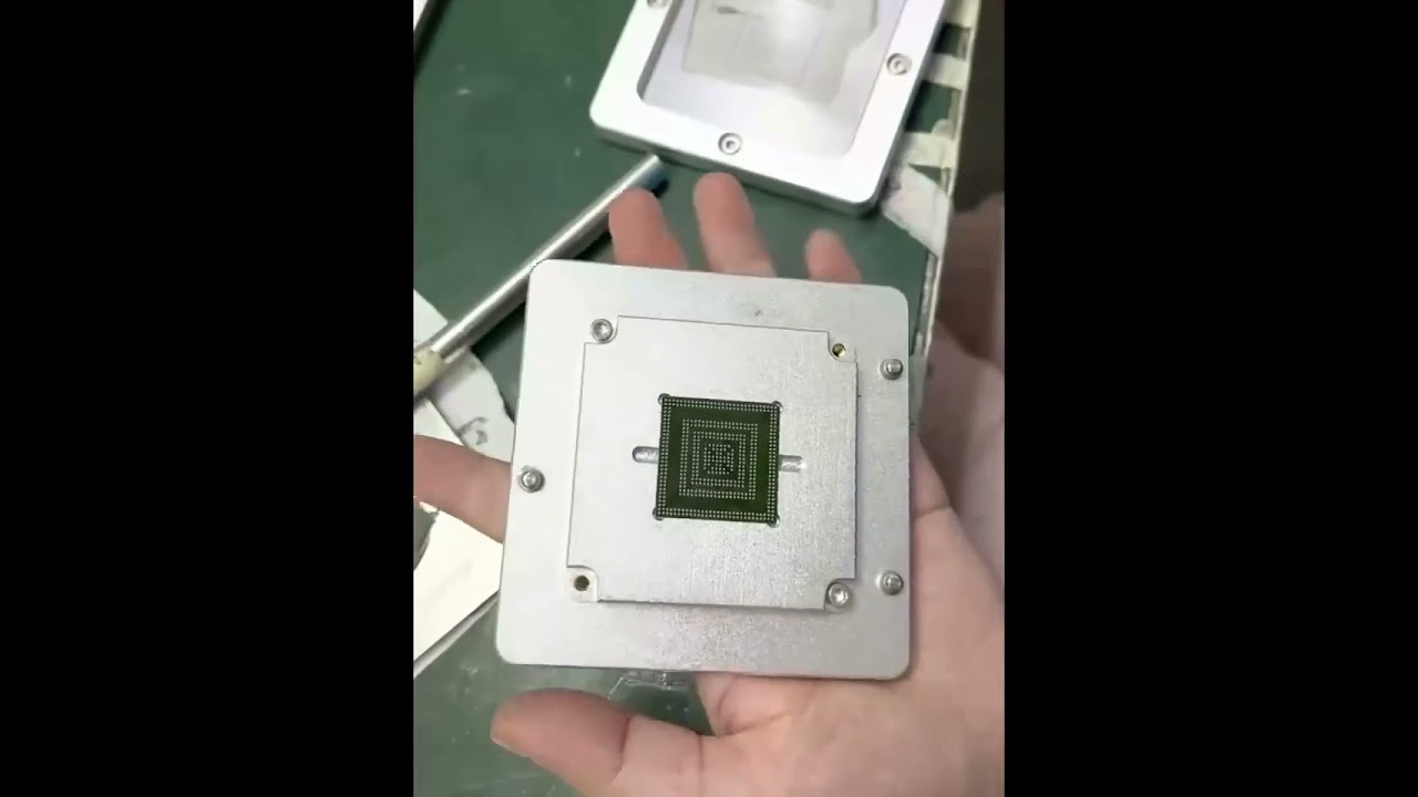 Reballing SAK-TC389 BGA Chip.