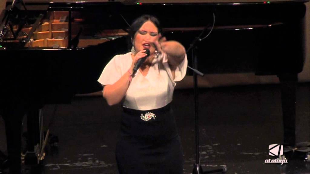 90 MINUTOS,  interpretada por Araceli Campillos y acompañada al piano por Alfonso Fernández