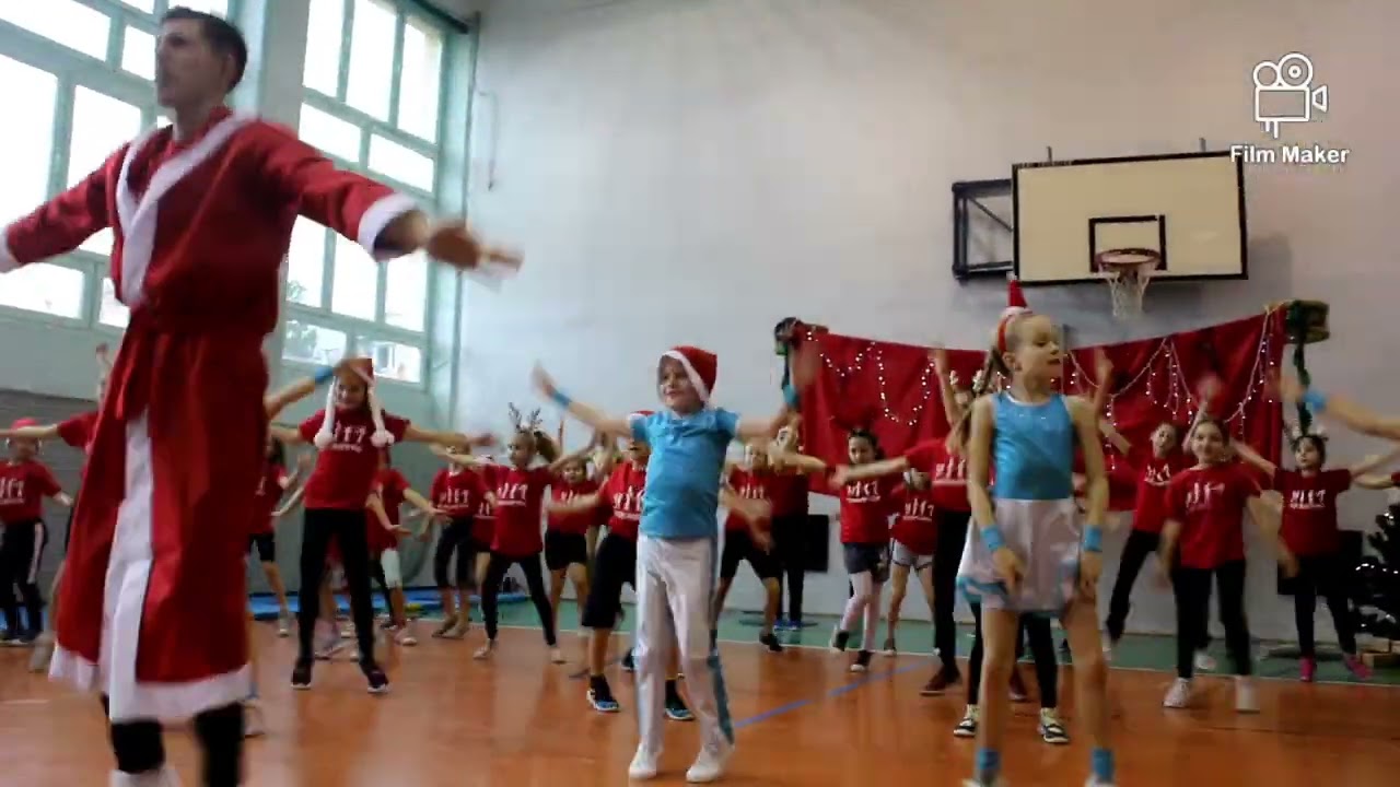 Taniec Mikołajkowy w ZSP nr 17 w Krakowie
