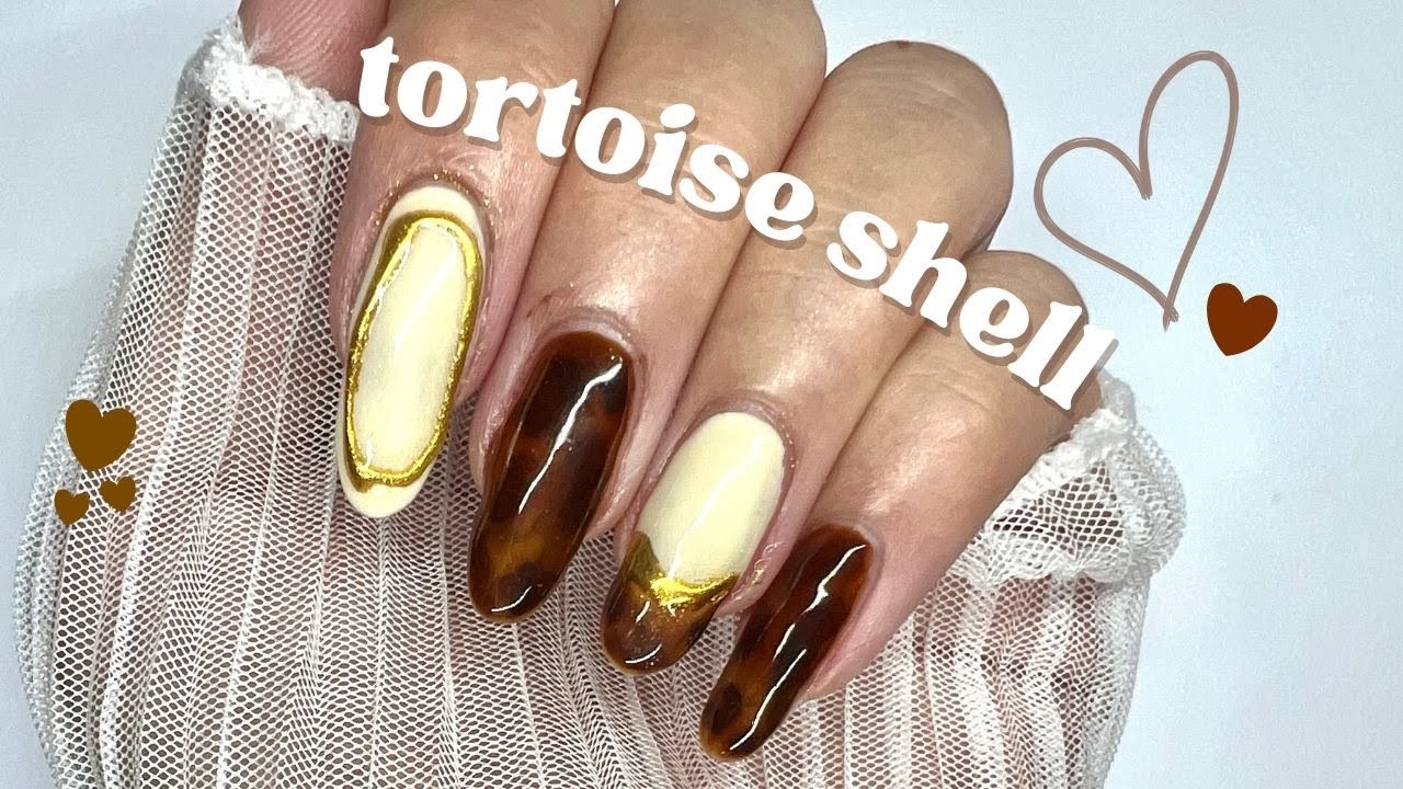 gold & cream tortoise nails using ¥100 gel polish