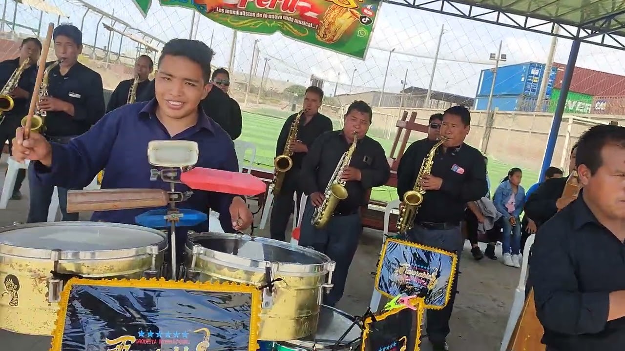 Pascuas  residentes de Ccollpa Huancavelica en Lima /Orquesta Internacional Favorables Del Perú 
