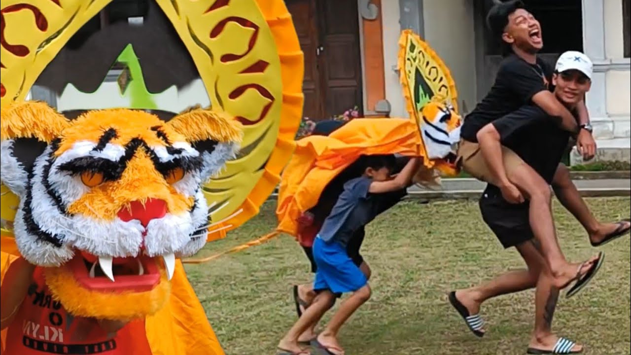 Kocak Irvan Nakutin Kakak Kakaknya Pakek Barongan