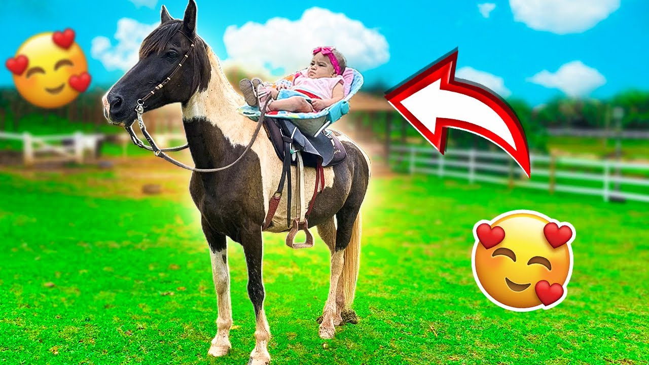 BEBÊ Andando a CAVALO Sozinho