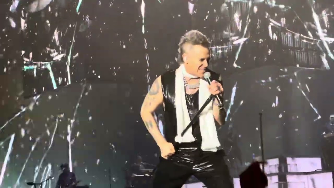 “Come Undone” Robbie the spunk Williams concert in Melbourne at AAMI Park  23.11. 2023