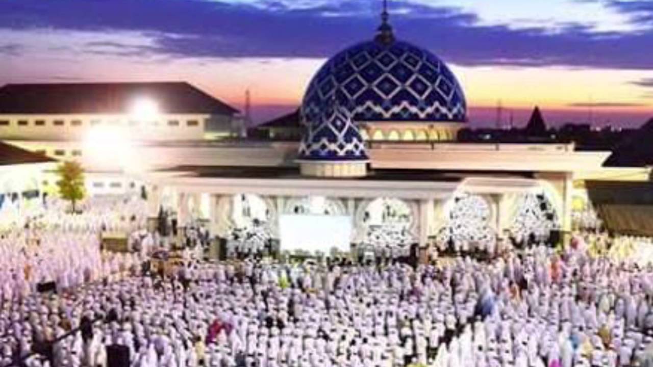 Sholat Tarawih di Pondok Pesantren Assalafi Al Fithrah Surabaya