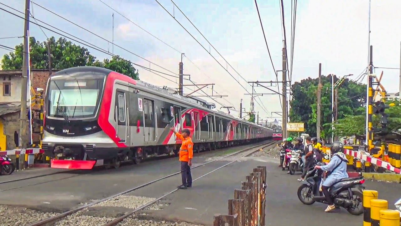 HUNTING KRL COMMUTER LINE DI PERLINTASAN TERSIBUK JPL 18 VOLVO PASAR MINGGU