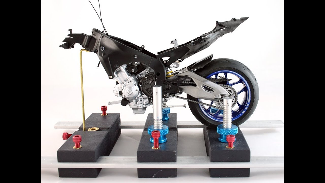 Tamiya Yamaha YZF-R1M 1:12 - Part 4 - Building the swingarm