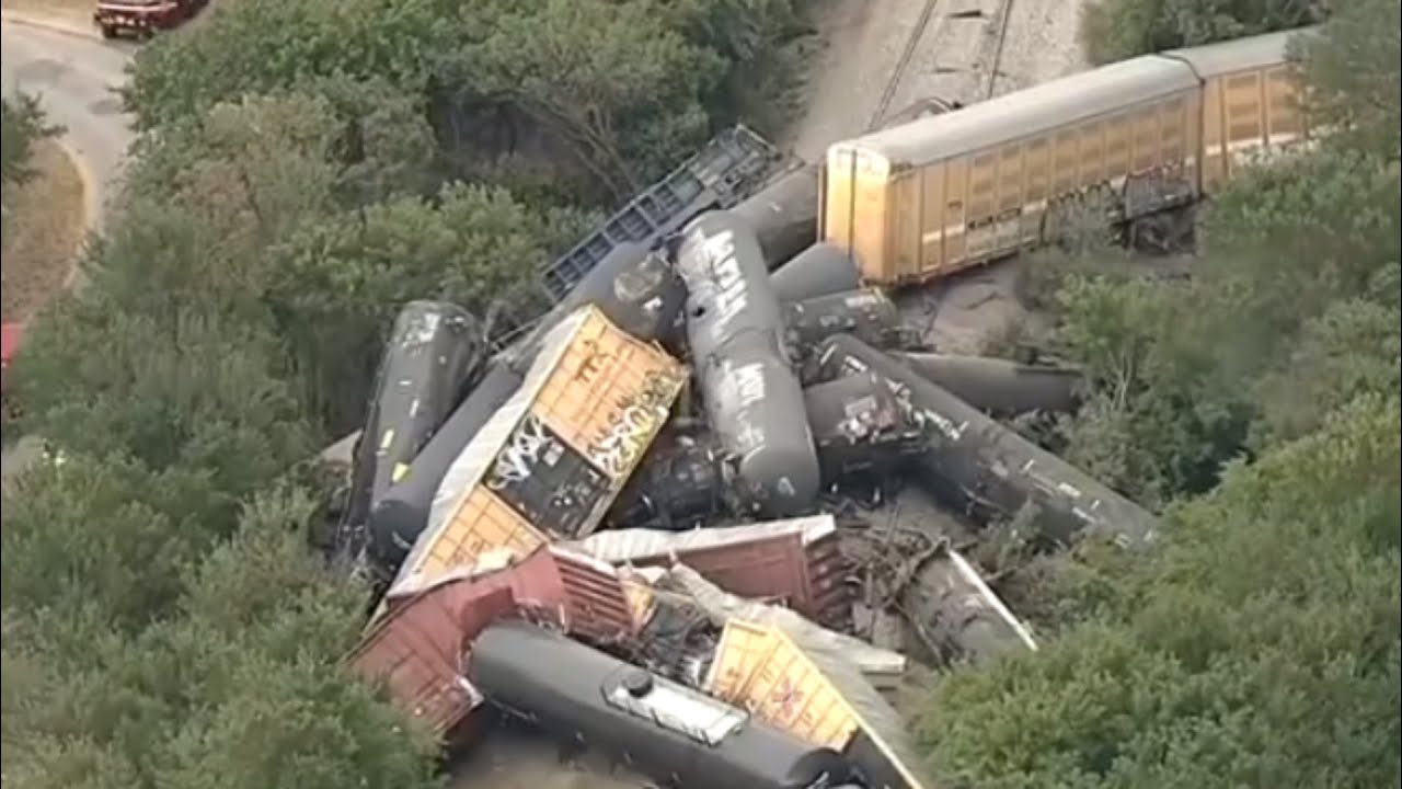Cargo train derails in Palo Pinto, Texas