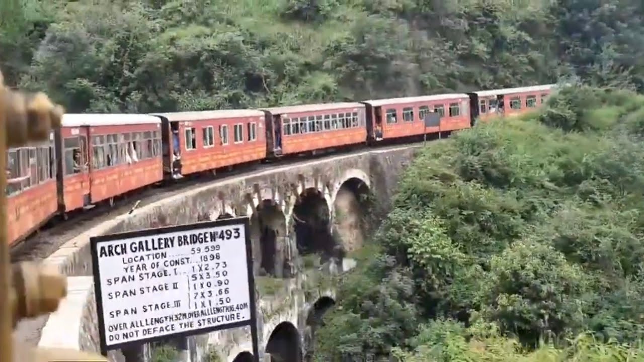 शिमला से कालका टॉय ट्रेन 🚂 | मिनी बस जैसी छोटी ट्रेन | पहाड़ों की सबसे खूबसूरत रेल यात्रा 😍 1903 ki