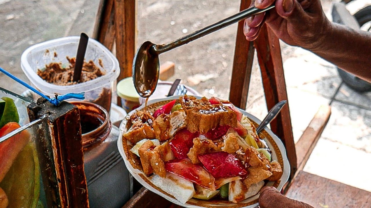 CUMA ADA 1 DI SURABAYA RUJAK MANIS BUMBUNYA LANGSUNG DI RACIK DITEMPAT - Rujak Pak Jaelani
