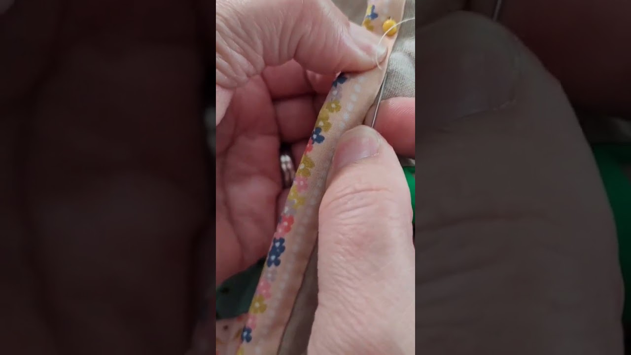 Hand binding a quilt #quilting #sewing #binding #handsewing #springonshorts